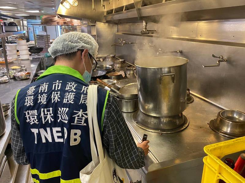 餐飲業空污防制設施管理辦法明年上路,台南市共有91家業者納入列管。(南市環保局提供)